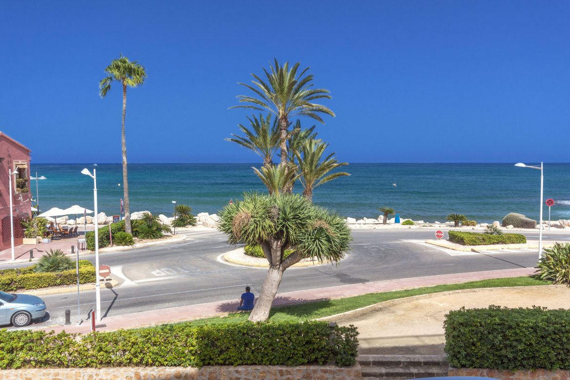 Balcón con vistas panorámicas al mar, que representa las oportunidades ofrecidas por la nueva legislación para el alquiler turístico en la Comunidad Valenciana.